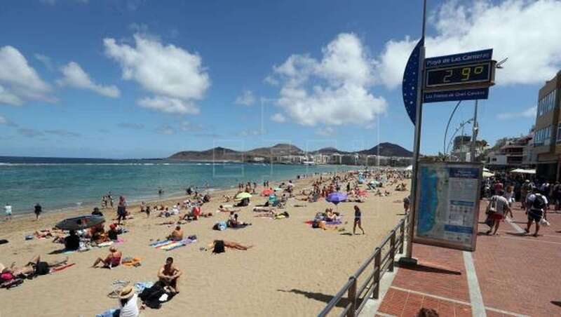 Imagen de archivo de la playa de Las Canteras (Foto EFE / Elvira Urquijo A.)